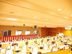 来場会員数も多く、会場と外部の双方で強い応札