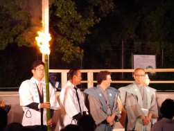 火入れ式を前に、協賛各社の代表者らが紹介された（写真一番右は池田社長）