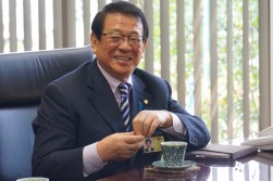 記者会見で、沼尾幸一理事長