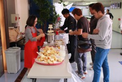 来場会員にチョコチーズ・ファウンテンを振る舞った