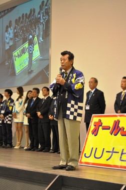 謝辞を述べる加藤勝義理事長