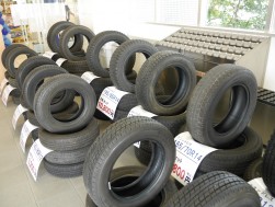 冬到来を前にスタッドレスタイヤを多数展示即売するなど、会員ニーズに応えた