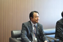 会見の席で松田治男理事長