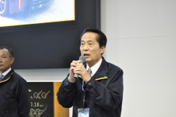 挨拶に立つ安藤之弘社長