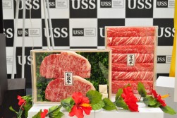 有名ブレンド牛のサーロインステーキを６種、国産黒毛和牛のすき焼き肉を３００本用意