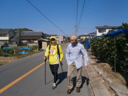 ゴール直前の乾竜徳さんを励ます浅井理事