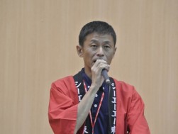 挨拶に立つ三輪会場長