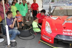 レーシングメカニックのサポートを受けレーシングカーのタイヤ交換を体験