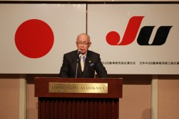 記念祝賀会で祝辞を述べるＪＵ中販連の澤田稔会長