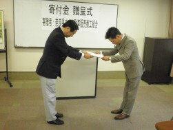 土居指導環境委員長が感謝状を受け取った