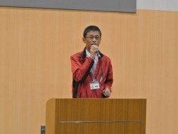 挨拶に立つ三輪会場長