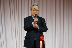 乾杯挨拶に立つシーエーエー鈴木章郎取締役最高顧問