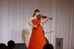 休憩中にも優美なヴァイオリンの音色が会場を包む