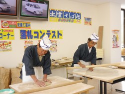 本格的な手打ち「出雲そば」を来場会員に振る舞った