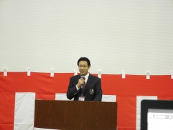 菊地社長はセリ開始前のセレモニーで開場からの１５年を振り返った