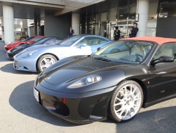 会場玄関前にはフェラーリなど高級輸入車が並ぶ