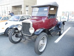 自動車の歴史を感じさせる「T型フォード」