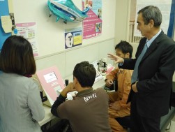 肌年齢の測定、血流観察などを実施した