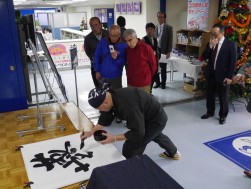 会場入り口付近で杉浦氏のめっせー字実演会が行われた