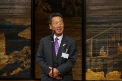 懇親会で挨拶に立つＡＪ吉田純一会長