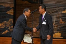 竹重輝彦名誉相談役に感謝状が授与された