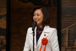 祝辞を述べる三原じゅん子先生