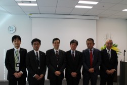 新社長４人と並ぶ藤崎社長（左から３人目）と後藤常務（右端）
