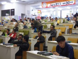 多数のバイヤーで会場は熱気に包まれた