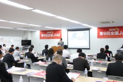 挨拶する中村靖弘社長