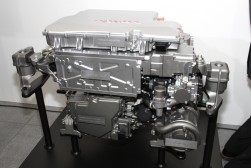 FCスタックを含めボンネット下への搭載を可能としたパワートレイン
