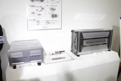 FCスタックの新旧比較。右FCXクラリティ用・左FCVコンセプト用