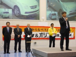 山口理事長（写真右）が会員の絶大なる協力に謝辞を述べた