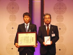 交通遺児育成募金の贈呈式・感謝状授与式を開いた