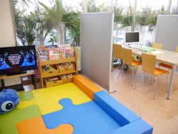 家族連れの来店を想定した清潔感あふれるキッズコーナー