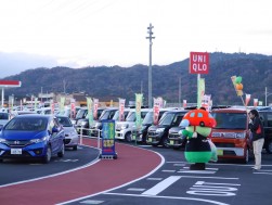 オープン当日、イオンタウン湖南内の進入路は大混雑