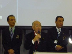 挨拶に立つ澤田稔理事長