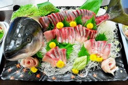 寒ブリのお造りをはじめ、マグロ漬丼、おでん等が提供された