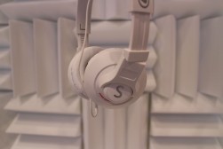 GT3のエンジン音が楽しめる『Ｓ』ヘッドフォン