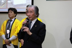 挨拶に立つ山田理事長