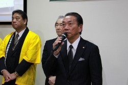 挨拶に立つ磯﨑理事長