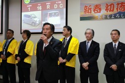 挨拶に立つ有井理事長