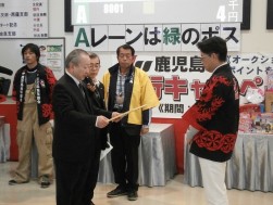 ＪＵ九州青年部の朝隈代表幹事に感謝状が渡された