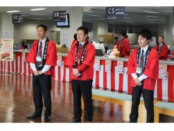 入口で会員を出迎える三輪会場長（左）、奥副会場長（中央）