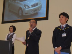 セレモニーで挨拶に立つ井之上会場長