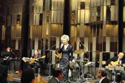 生バンドの演奏が催され会場を大いに盛り上げた