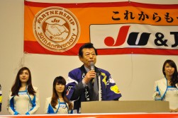 挨拶に立つ加藤勝義理事長