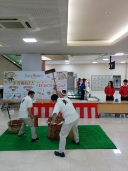中谷堂の高速餅つき職人を披露
