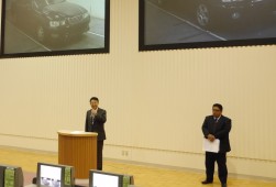 神崎支店長が会員に謝辞を述べた