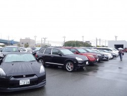 当日はあいにくの雨模様の中、熱心に下見をする会員がヤードを走りまわった