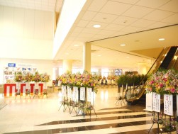 会場エントランスは多数の祝花が並び華やかな印象に